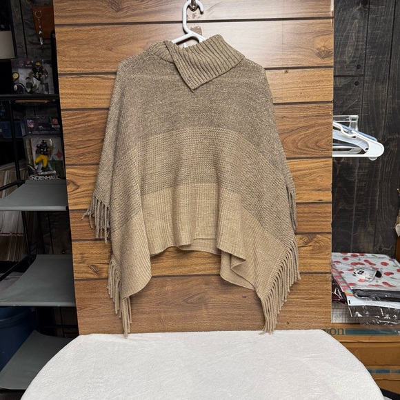 Women's Tan Knit Sweater Poncho size medium but would fit an XL - Picture 4 of 5